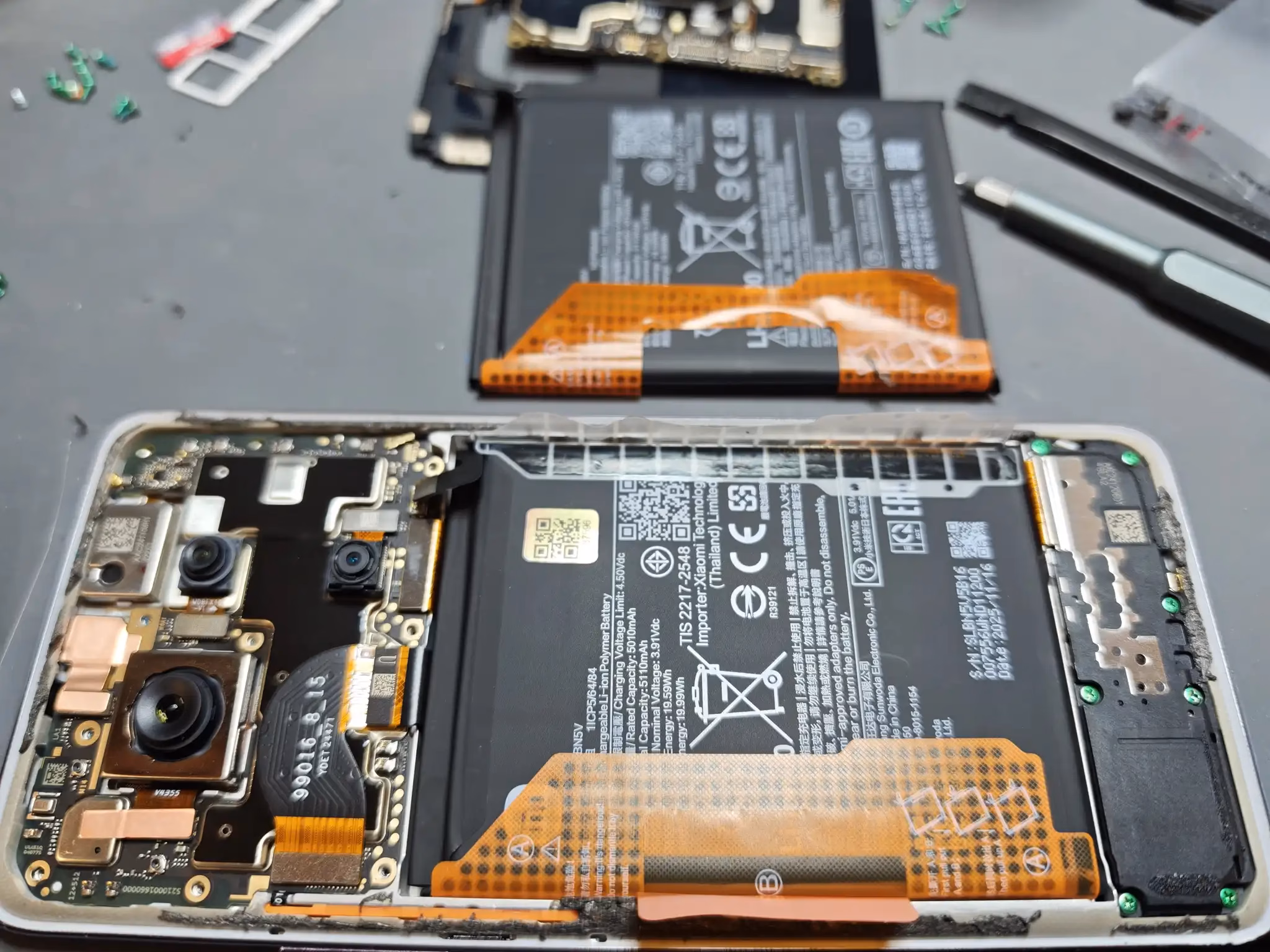 Precyzyjny montaż baterii Xiaomi Redmi Note 14 Pro 5G